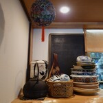 お料理ひろせ - カウンター左端は少し前へせり出しているので、このお洒落な物たちが飾られています。