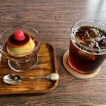 ヒラオカフェ - ランチセットのドリンク（アイスコーヒー）とデザート（プリン）