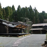 繭玉 - 手前が食事処