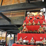 繭玉 - 天井の梁が低いので、背の高い男性は気をつけて！