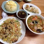 村越屋 - 近所の中華料理屋から出前。
            野菜炒め、五目そば、玉子チャーハン、餃子