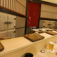鮨 さいとう - インテリア　白木のカウンターと五角形の部屋