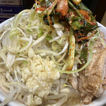 ラーメン二郎 - 小ぶた（980円）＋ネギ（100円）＋ニラキムチ（100円）＋味付玉子（100円）、ニンニクコール