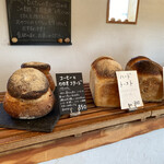 天然こうぼぱん とことこ - 蓋の様な頭のコテージパン、回しても開きませんよ（笑）