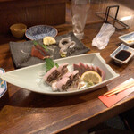 だんらん処 一 - 太刀魚とイサキの炙り刺し。いずれも700円か800円。