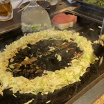 月島もんじゃ もへじ - まずはキャベツで土手づくり