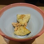 Miyagino Sakana To Akazu No Osushi Sakanaga Sakana - お通し:米ナスの天ぷら、肉味噌のせ
