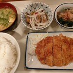北久宝寺食堂 - 料理写真:ご飯 180円、味噌汁 100円、とんかつ 280円、ほうれん草のおひたし 110円、あじの南蛮漬け 200円、合計 870円