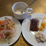 Gourmet&gallery TARU - 新たに出てたチキンのクリーム煮と冷製コーンポタージュとカルパッチョなどお代わり:お代わりしたハラミステーキは固くて噛みきるの必死