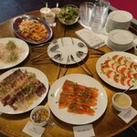 Gourmet&gallery TARU - ブリのスモーク(りんごコンポート)スモークサーモン(レモンのジュレ)、カプレーゼとこちらのコーナーはどれもおいしかった