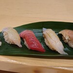 宮城の魚と赤酢のお寿司 魚が肴 - 三陸の地魚握り(生ウニ、平目、マグロ中トロ、アイナメ、金華〆サバ)