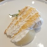 グルメ&ギャラリー タル - 1カット限定の桃のホールケーキ:油脂感強く胸焼けするタイプのクリームで苦手なやつ