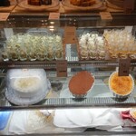 グルメ&ギャラリー タル - 抹茶ムース、パンナコッタバニラソース、りんごゼリーとナタデココ、桃のホールケーキ、ティラミス、クレームブリュレ