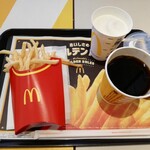 McDonald's - コーヒーM 150円、シェイクSカルピス 130円、ポテトL 330円