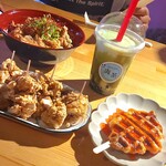 爽茶 - 左上からジーパイ丼、タピオカ抹茶ラテ、左下からダージーパイ、クロッフル