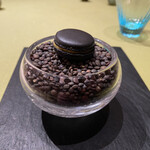 モノリス - ❶竹炭、クミンを練り込んだ人参のムースのマカロン