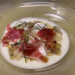 モノリス - メロンのスープ、オマールブルー、リコッタチーズ、生ハム、シャンパーニュのジュレ