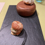 モノリス - ❷新玉ねぎのソテー、グリーンピース、コンテチーズのタルトレット。
      スモークサーモン、アボカド、クリームチーズのシューグジェール