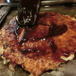 Okonomiyaki Irori - ｿｰｽをかけて
