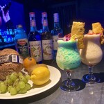 D3 Roppongi Bar Lounge - 夏にぴったり！フレッシュパインのブルーハワイとキャラメルピニャコラーダ