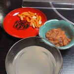 壷ふじ - イカの塩辛と柿ピーと焼酎のそば湯割り