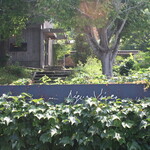 エグ・ヴィヴ - 看板　（駐車場）