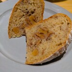 Itaria Ryourito Okashino Omise Makkia - 丸い大きなカンパーニュを切ったパンで、これ凄い美味しい(≧∀≦)モチモチで甘みのある生地！！中にはクルミ。