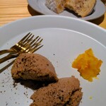 Itaria Ryourito Okashino Omise Makkia - パンとレバーパテ。横にはマーマレード風なオレンジが添えられてます！