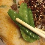 浅草名代らーめん 与ろゐ屋 - 【（季節限定）ごまの旨辛そば】絹さや...