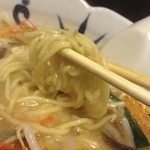 浅草名代らーめん 与ろゐ屋 - 【（季節限定）ごまの旨辛そば】麺は気持ち太めな感じでした。