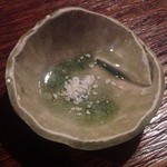 厳選地酒と本格焼酎の店 うみんちゅ - 25.03　広島産カキの天ぷら【付け塩】