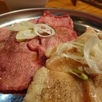 カウンター焼肉かるび - 塩タン、ねぎ塩てっちゃん