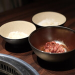 銀座焼肉 にく﨑 - 垂れロースのオンザライス