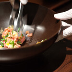 銀座焼肉 にく﨑 - 向付 和牛と旬野菜のばくだん 海苔巻きユッケ