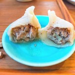 江南水餃店 - ネギ水餃子カット、見て⁉️この溢れる肉汁