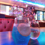 キャンバスラウンジ - オリジナルカクテルの北浜ブルーと白ワイン