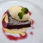 リストランテ ヴォナ フォルトゥーナ - ＜2009年7月＞イタリア産ジャンドゥイヤチョコレートのガトーショコラ　イタリア産蜂蜜と生姜風味のジェラート添え