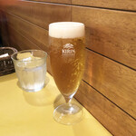 Osuteria Rojie - 生ビール500円。暑い日だったので、冷え冷えを2杯いただきました