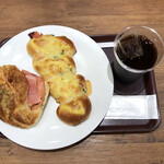 クーズコンセルボ - 焼き立てモーニング 焼き立てパンセット  ハムチーズデニュシユとアスパラベーコンエピとアイスコーヒー