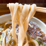 美也樹 - 【2022年06月】肉うどん@400円、麺のアップ。