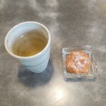 矢満登 - サービスのお茶、シュークリーム