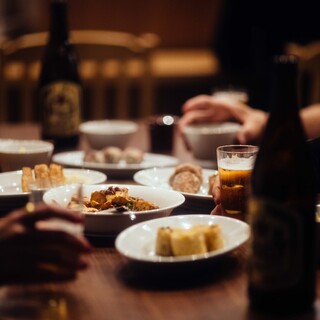 夜はお酒を楽しめる「酒場」に変身