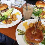 THE CORNER Hamburger & Saloon - 