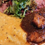 カレーとアイスの店 かりす - ゴラカポークカレー(右)+そうめんかぼちゃのココナッツカレー(左)