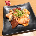 薩摩産直 炭火焼肉うしかい - ミックスホルモン　￥869