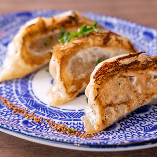 种类很多！手工制作的饺子以其令人难以抗拒的嚼劲皮而闻名。