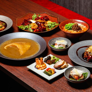 四川料理と上海料理を組み合わせた料理