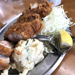 舞木ドライブイン - キャベツとポテサラ側から