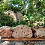 ameen’s oven - 左側から、古代小麦のパン・ナッツのパヴェ、ノルマンディライ (ハーフ)、ビオミッシュ・フリュイ (1/4)