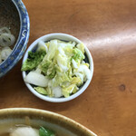 舞木ドライブイン - 小皿に大量の白菜漬け
